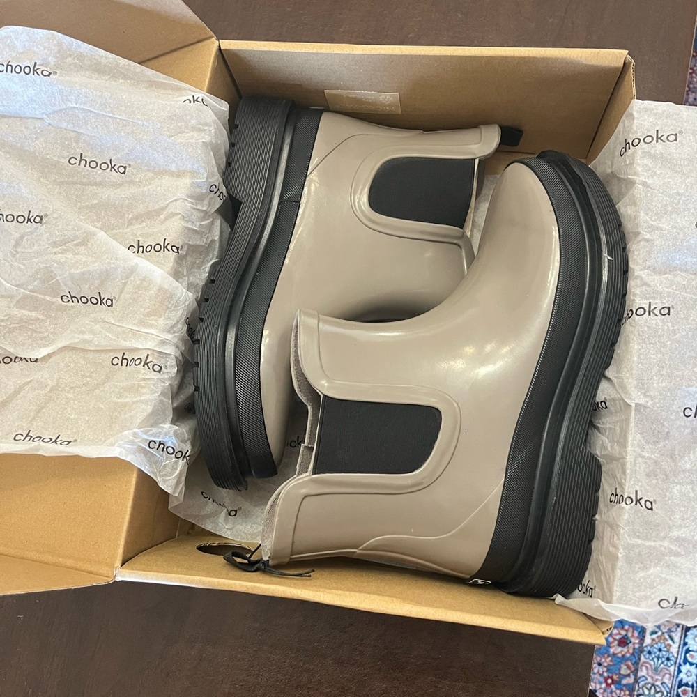 Chooka Ballard Chelsea Boot in Taupe( sold out )Brand new in the box never used